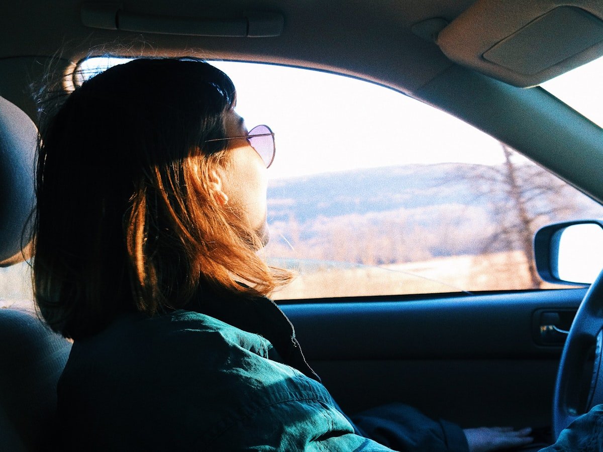 Personne souriante au volant - LNJ École de conduite